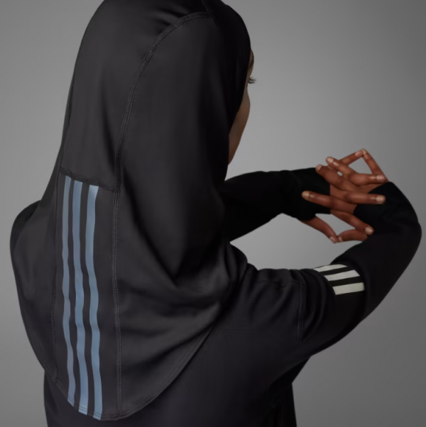 Hijab sporty dengan motif garis-garis